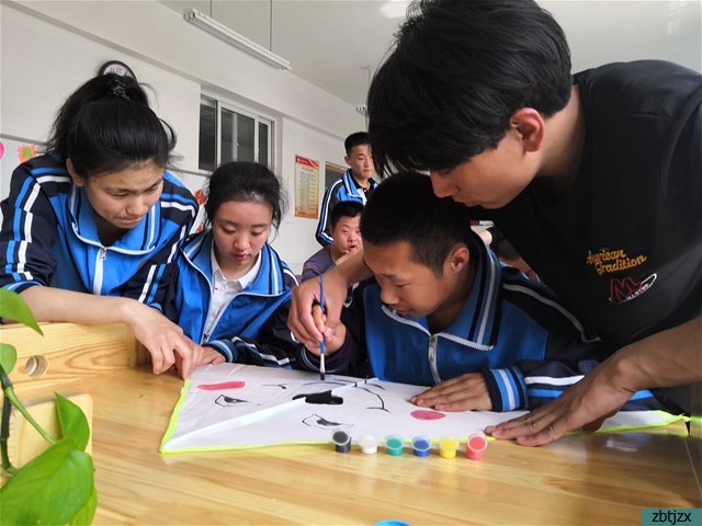 忙趁東風放紙鳶