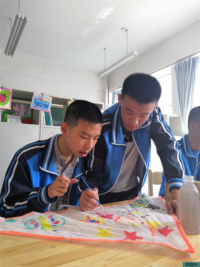 忙趁東風放紙鳶