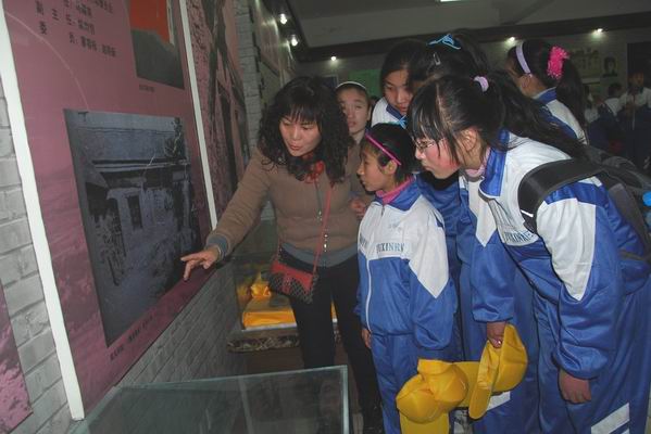 淄博市特教中心開(kāi)展清明節(jié)掃墓活動(dòng)