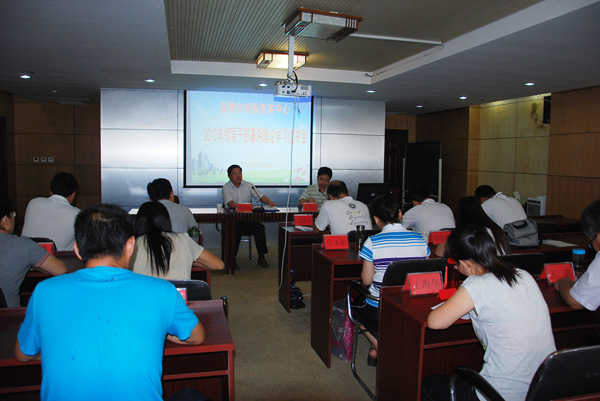 市特教中心召開2012年領(lǐng)導干部暑期理論學習讀書會