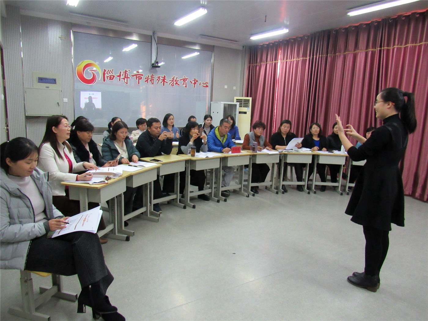 市特教中心組織青年教師“指尖上的愛”手語風采展示活動