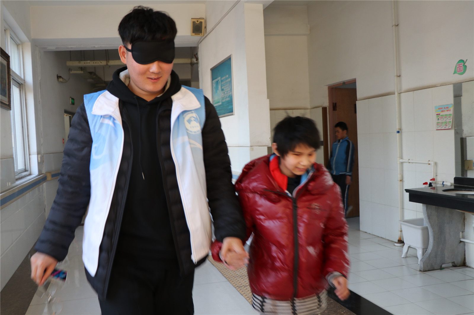 心手同牽，快樂同行