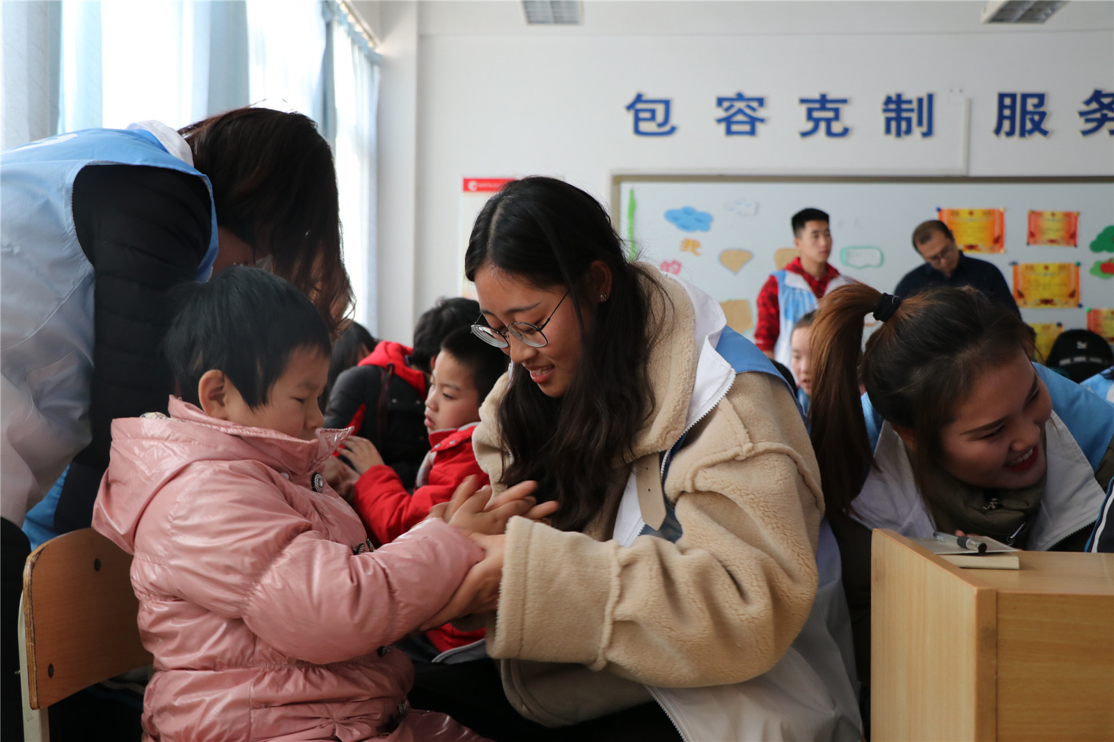 心手同牽，快樂同行