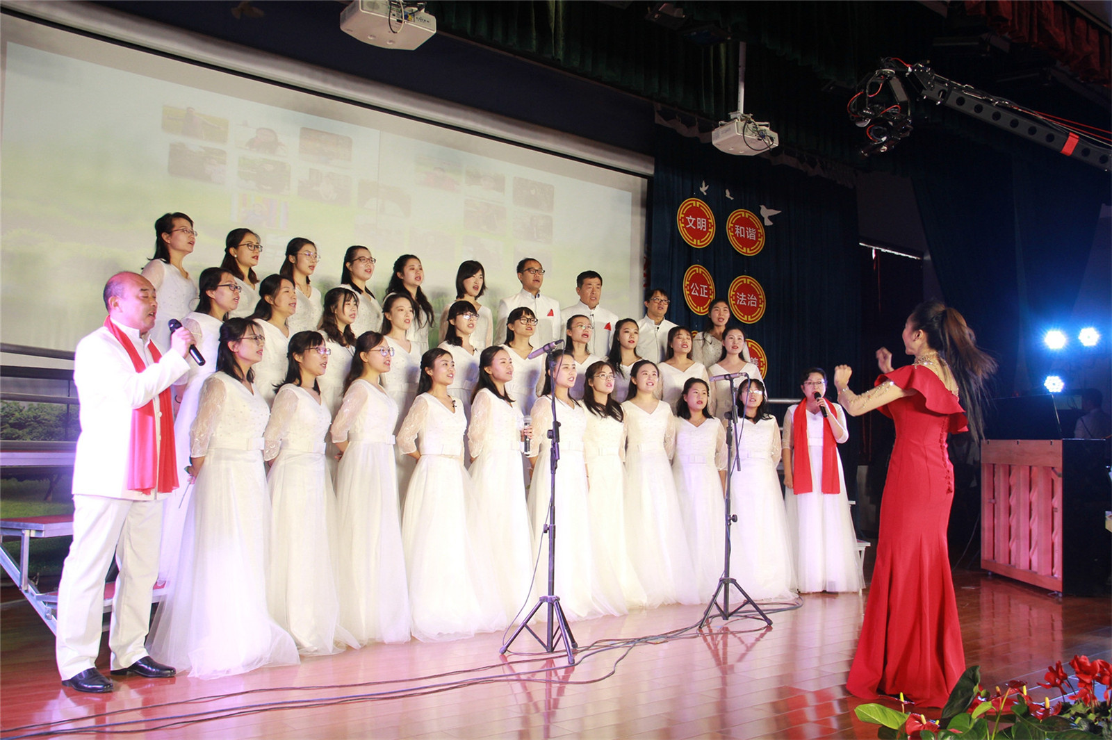 紅歌唱響愛祖國 滿腔熱血獻特教