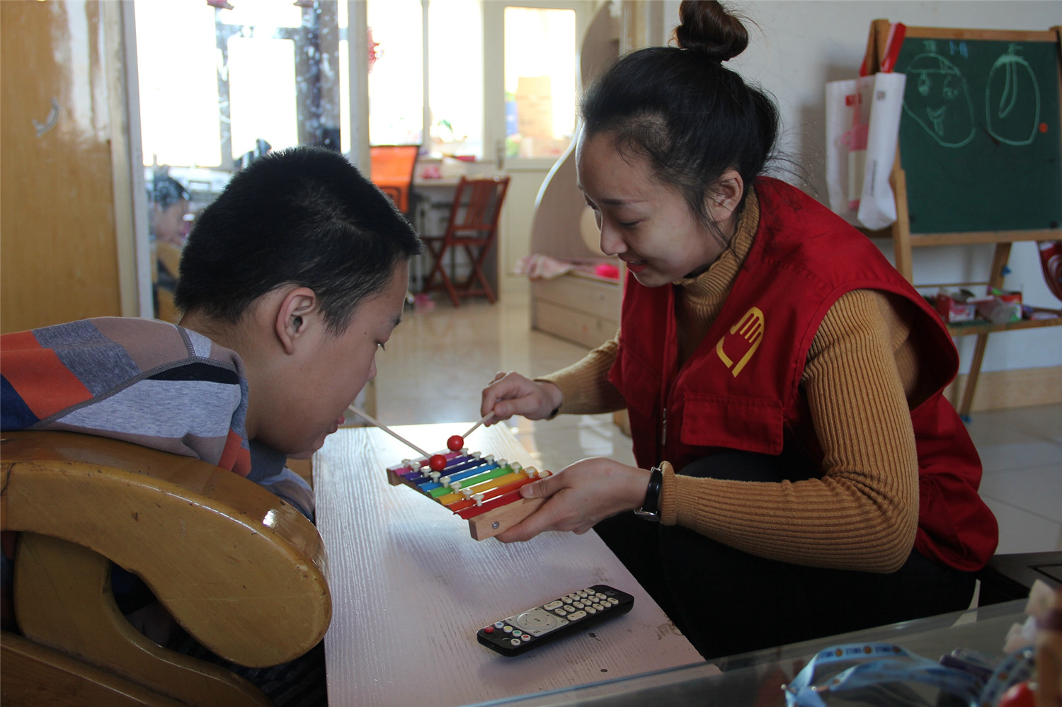 市特教中心開展“關愛殘障生 送教進家庭”志愿服務活動