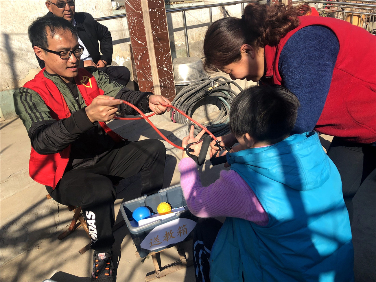 市特教中心開展“關愛殘障生 送教進家庭”志愿服務活動