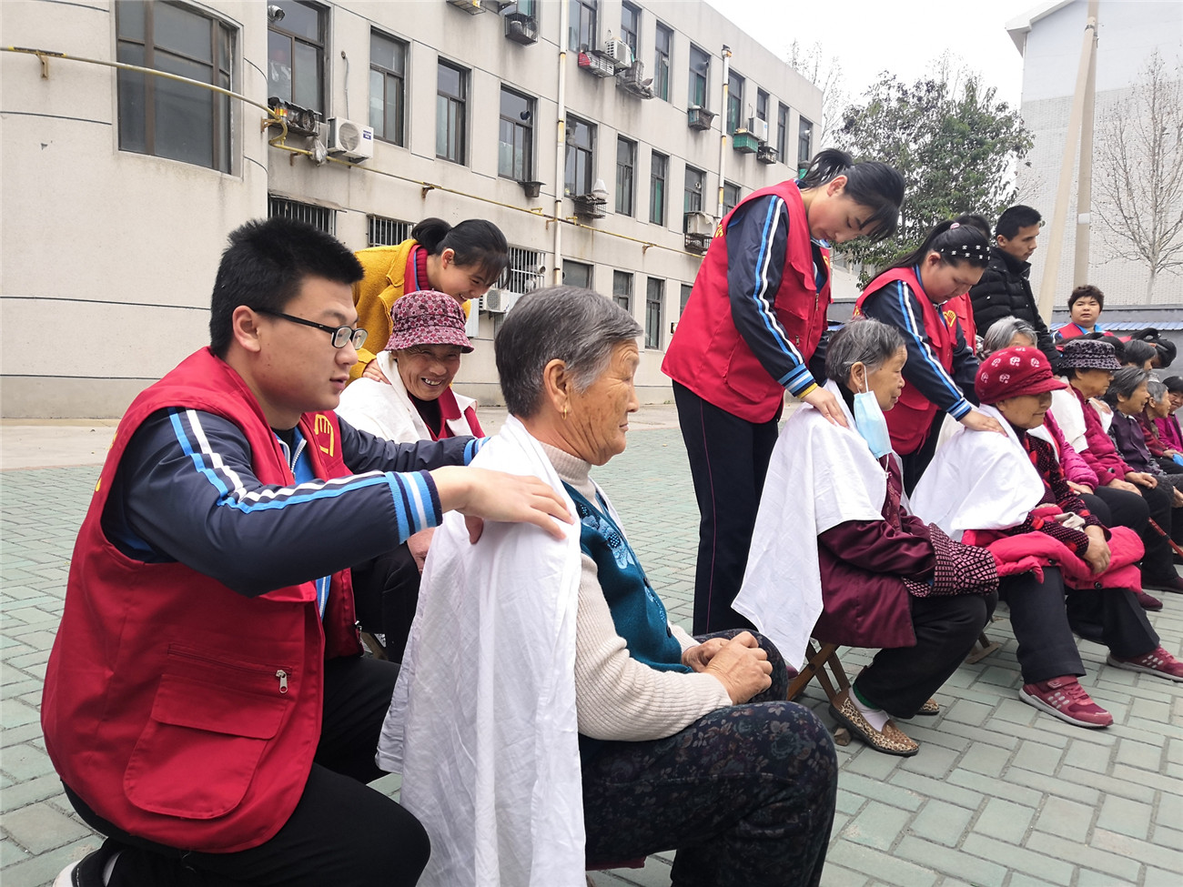 “愛(ài)駐夕陽(yáng) 關(guān)注老人”志愿服務(wù)送健康