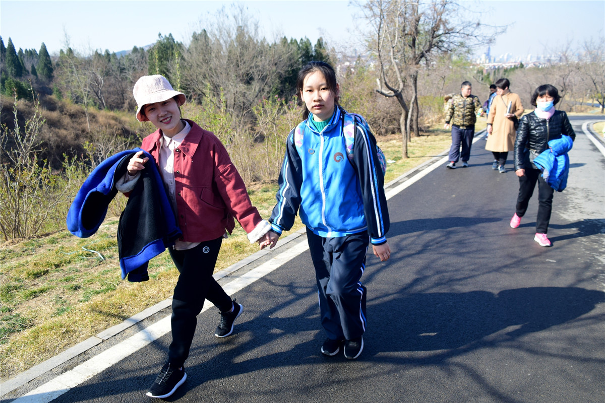 市特教中心開展“健步春天 文明花山”實(shí)踐活動