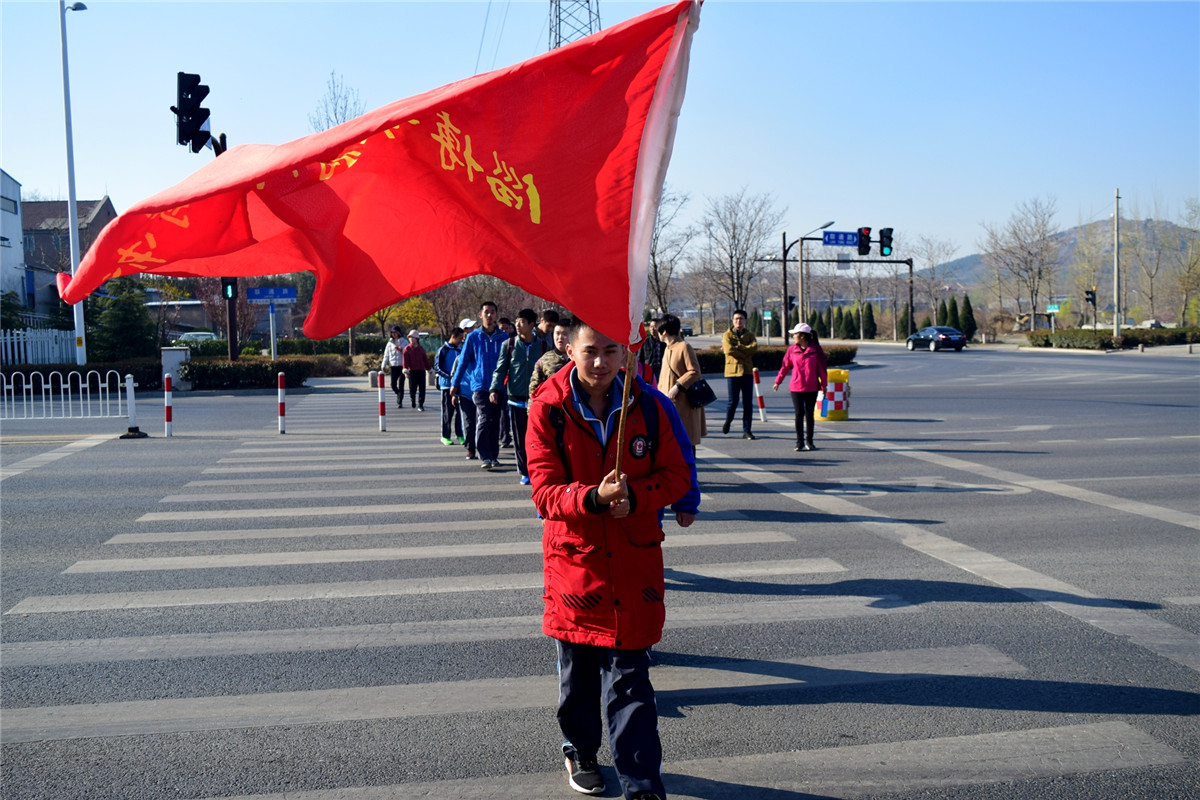 市特教中心開展“健步春天 文明花山”實(shí)踐活動