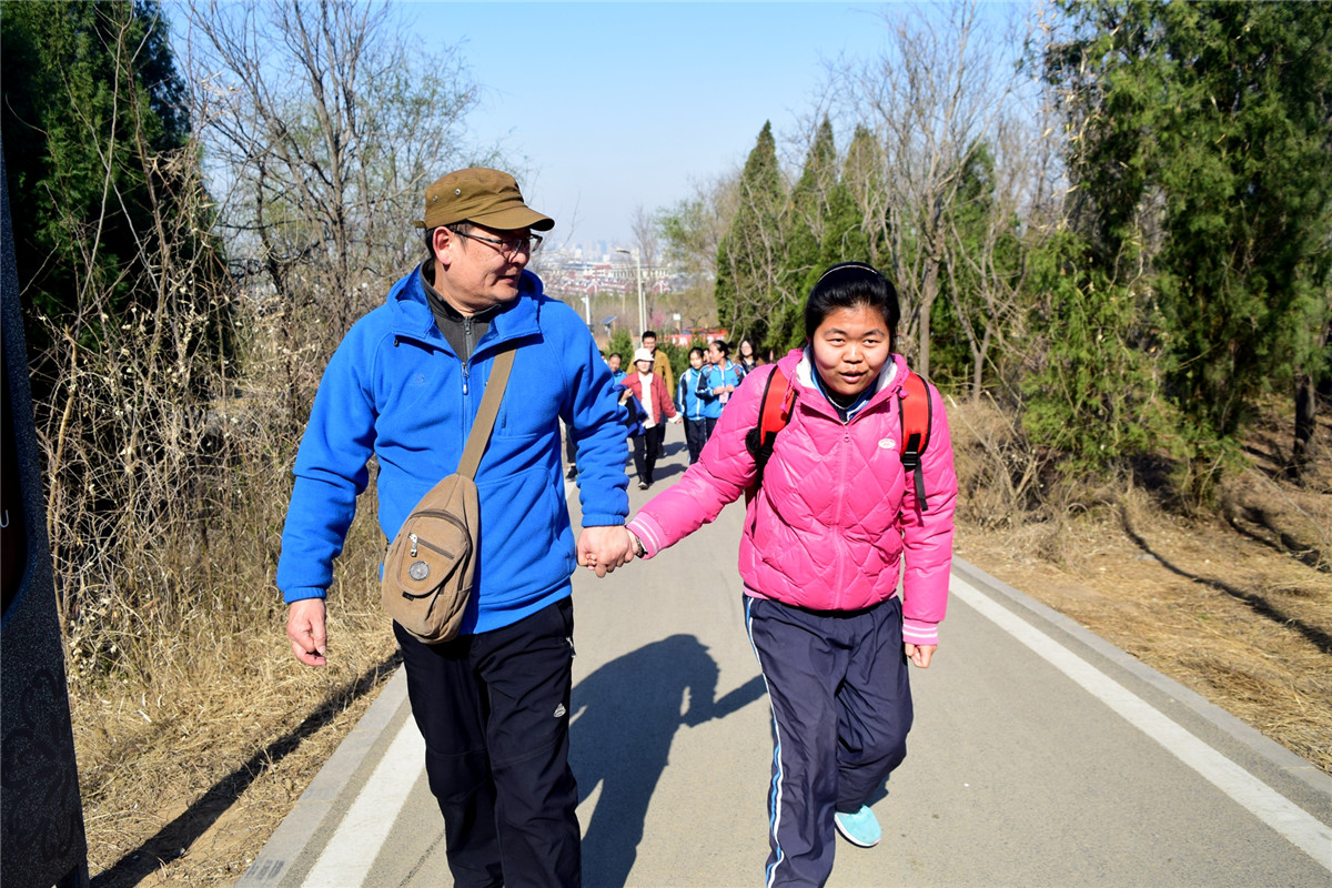 市特教中心開展“健步春天 文明花山”實(shí)踐活動