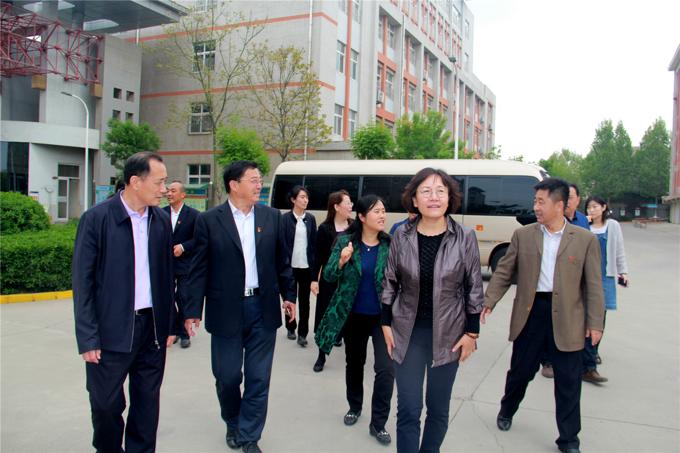 省婦聯(lián)領(lǐng)導(dǎo)為市特教中心賈益芹老師頒發(fā)“全國(guó)三八紅旗手”獎(jiǎng)牌和證書