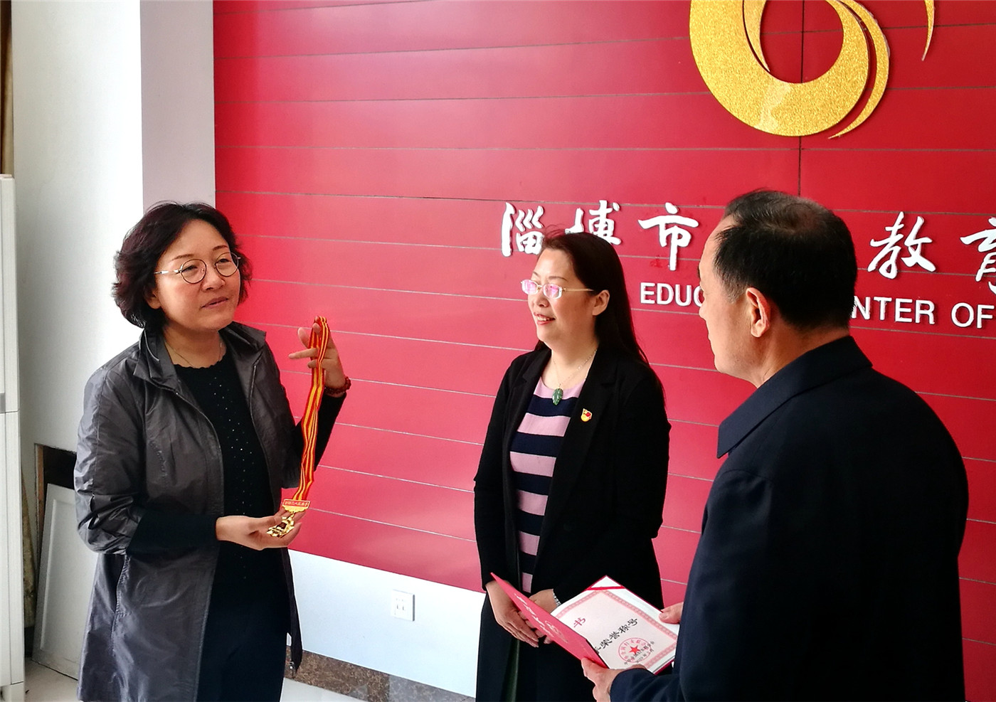 省婦聯(lián)領(lǐng)導(dǎo)為市特教中心賈益芹老師頒發(fā)“全國(guó)三八紅旗手”獎(jiǎng)牌和證書