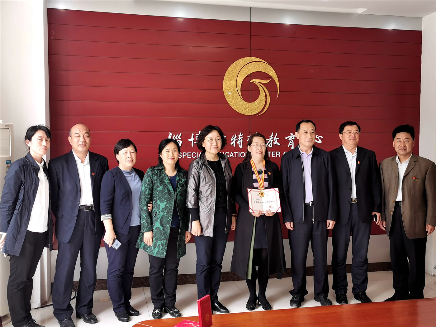 省婦聯(lián)領(lǐng)導(dǎo)為市特教中心賈益芹老師頒發(fā)“全國(guó)三八紅旗手”獎(jiǎng)牌和證書