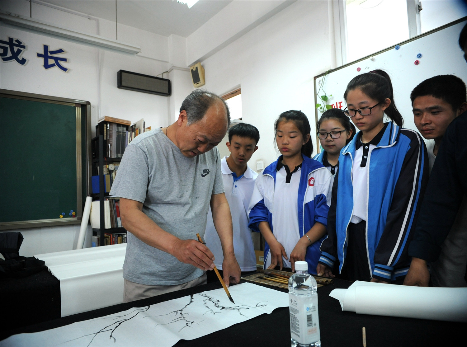 張店區(qū)書(shū)畫(huà)家志愿服務(wù)進(jìn)特教