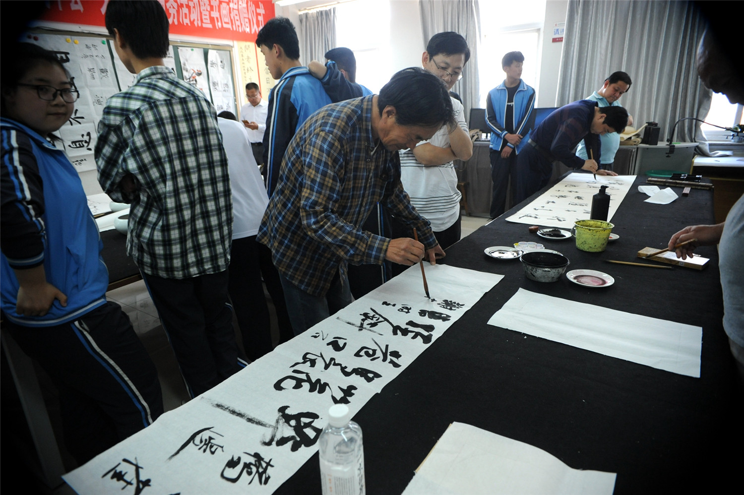 張店區(qū)書(shū)畫(huà)家志愿服務(wù)進(jìn)特教