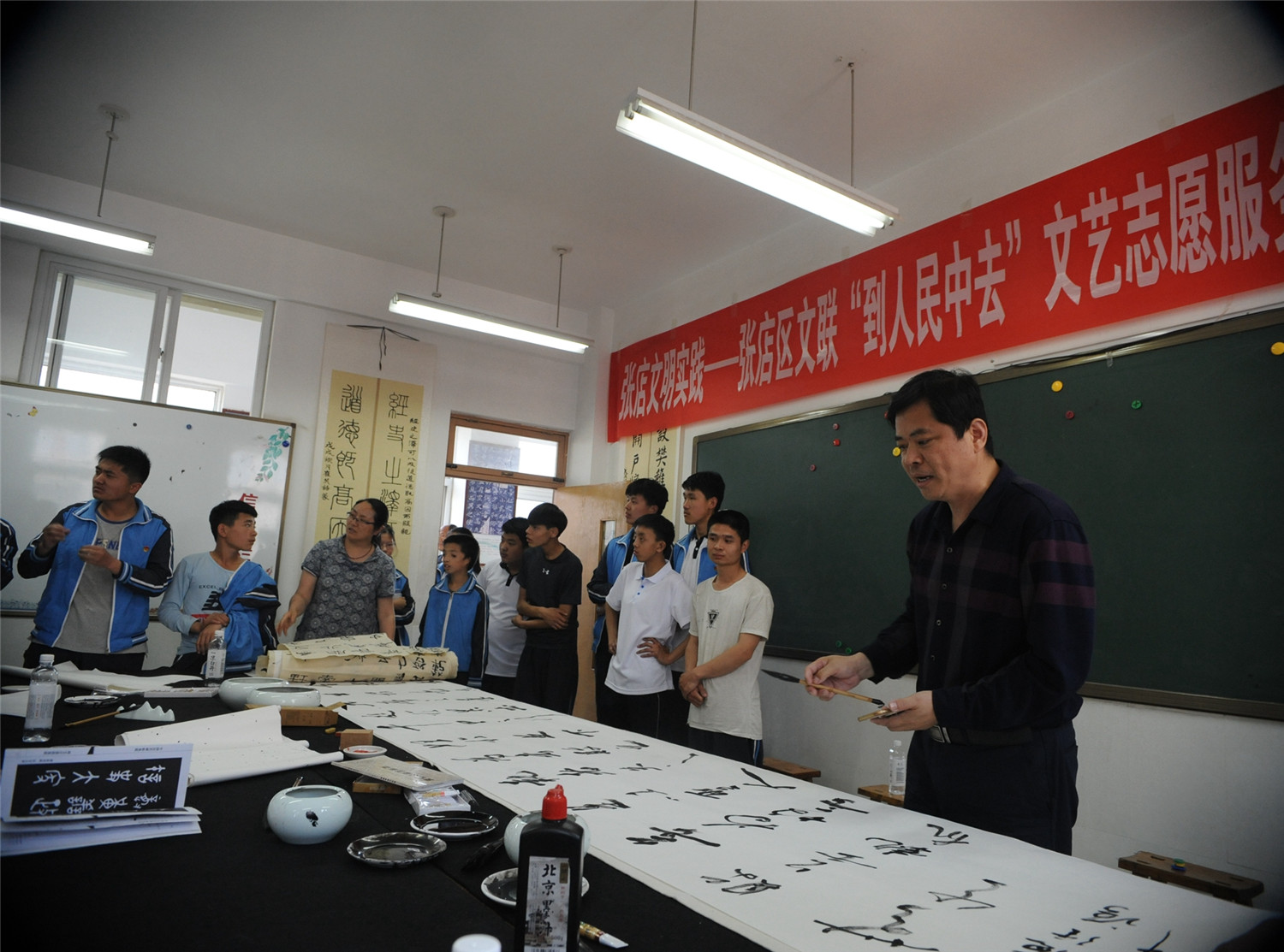 張店區(qū)書(shū)畫(huà)家志愿服務(wù)進(jìn)特教