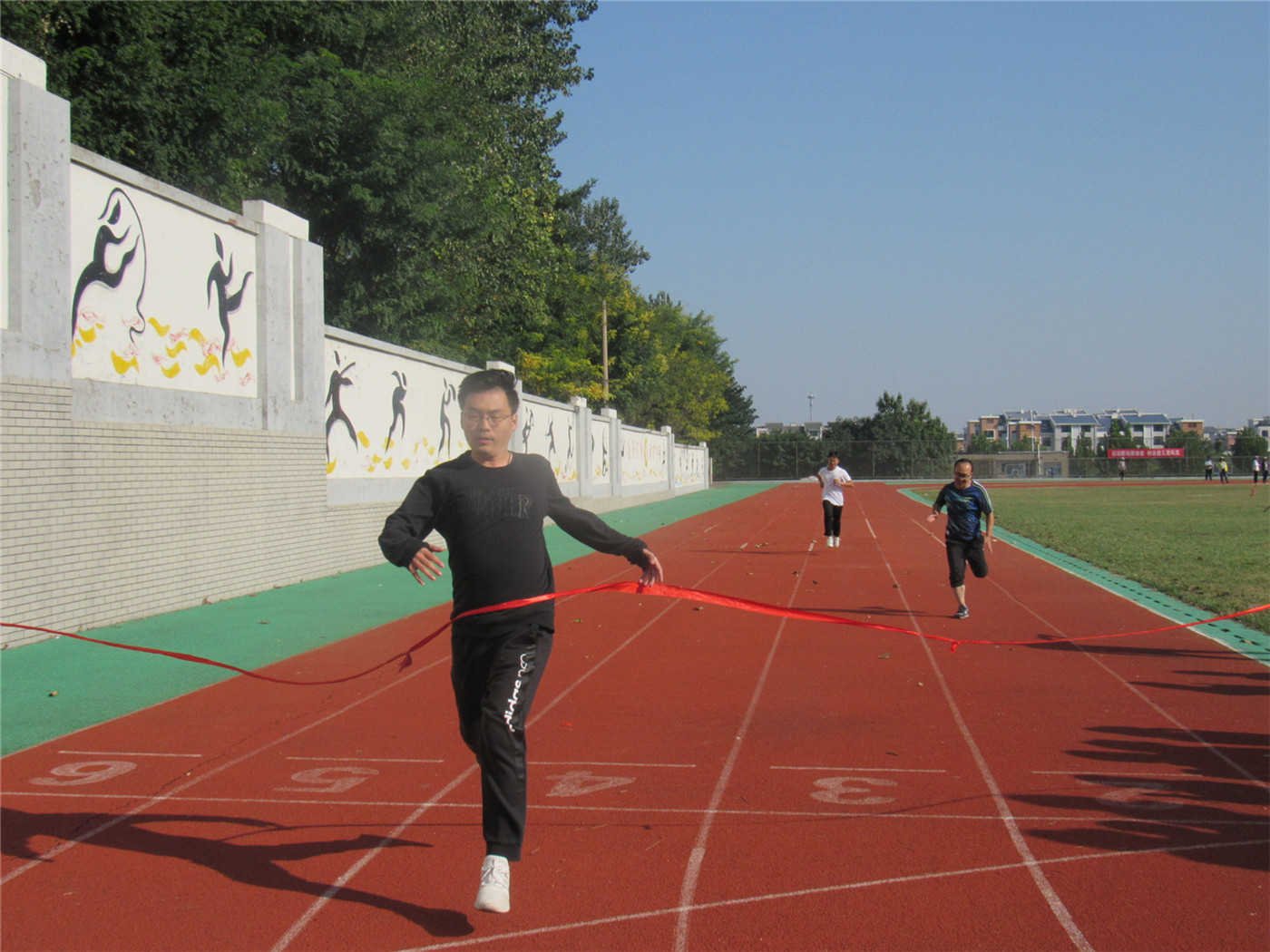 享健身運動樂趣，展教師別樣風(fēng)采