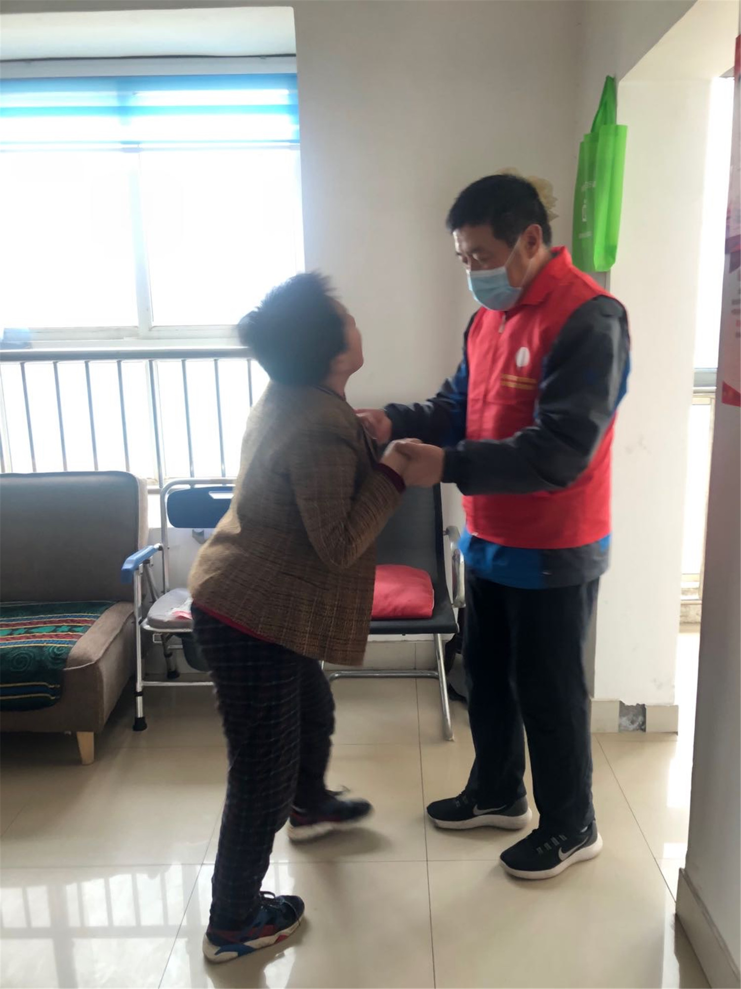 送教上門(mén)關(guān)愛(ài)行 教育扶貧暖心田