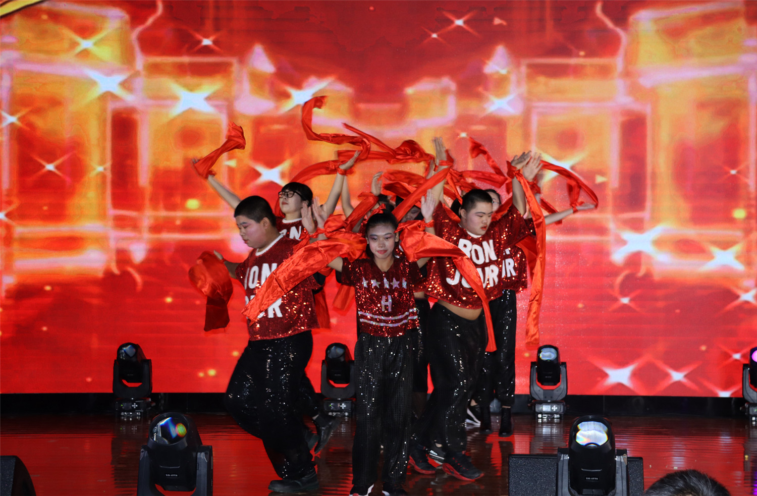 展自信風(fēng)采 祝祖國繁榮富強(qiáng)