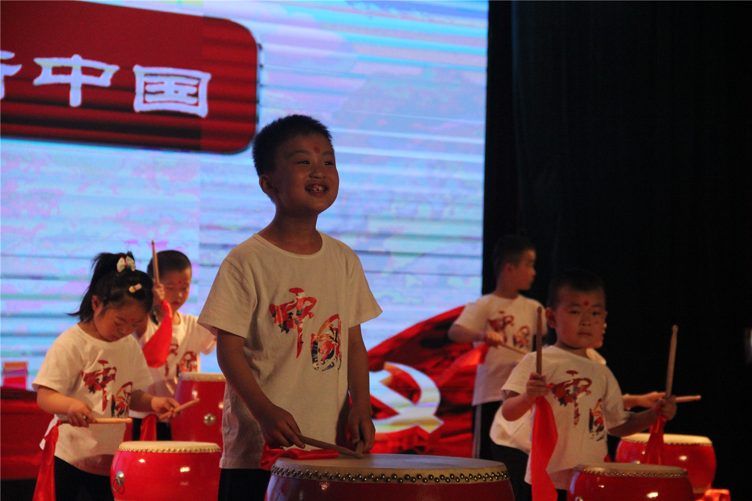 市特教中心組織“童心向黨 感恩有你 向陽生長”慶六·一活動(dòng)