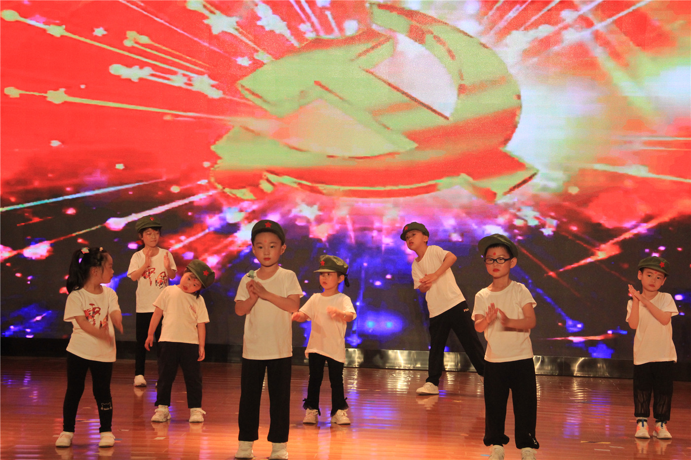 市特教中心組織“童心向黨 感恩有你 向陽生長”慶六·一活動(dòng)