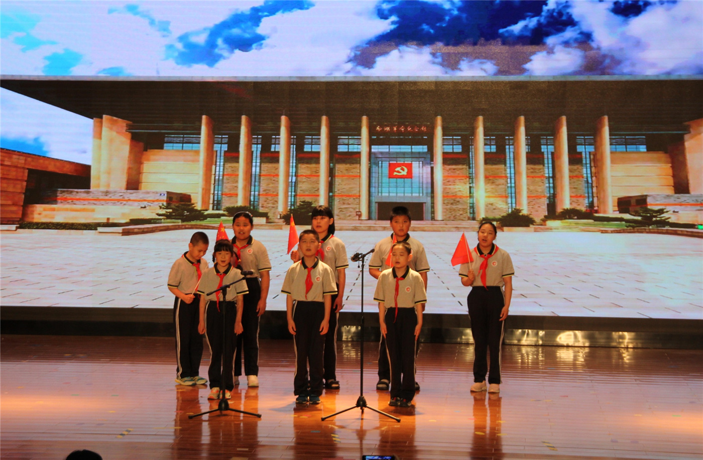 唱響紅色經(jīng)典 喜慶建黨百年