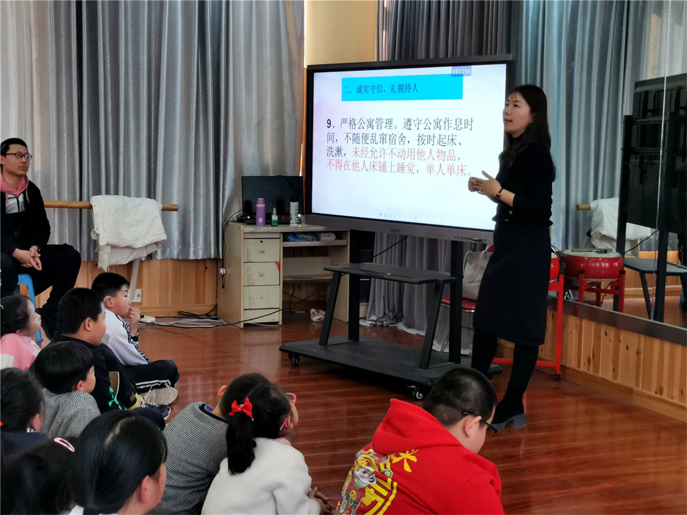 流動紅旗飄起來 創(chuàng)先爭優(yōu)向未來