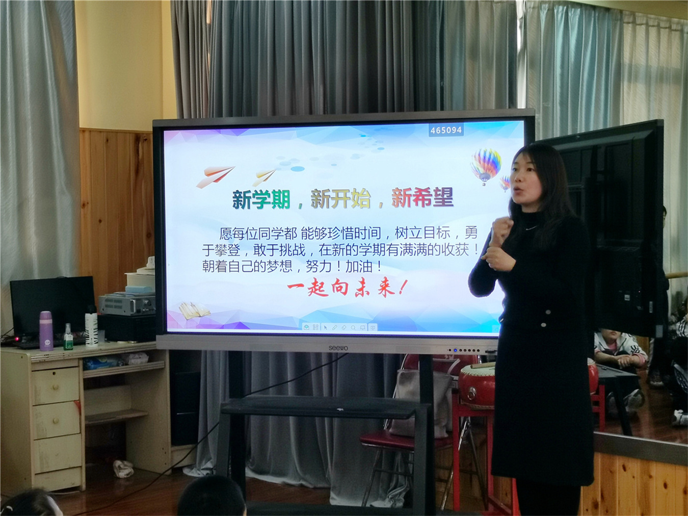 流動紅旗飄起來 創(chuàng)先爭優(yōu)向未來