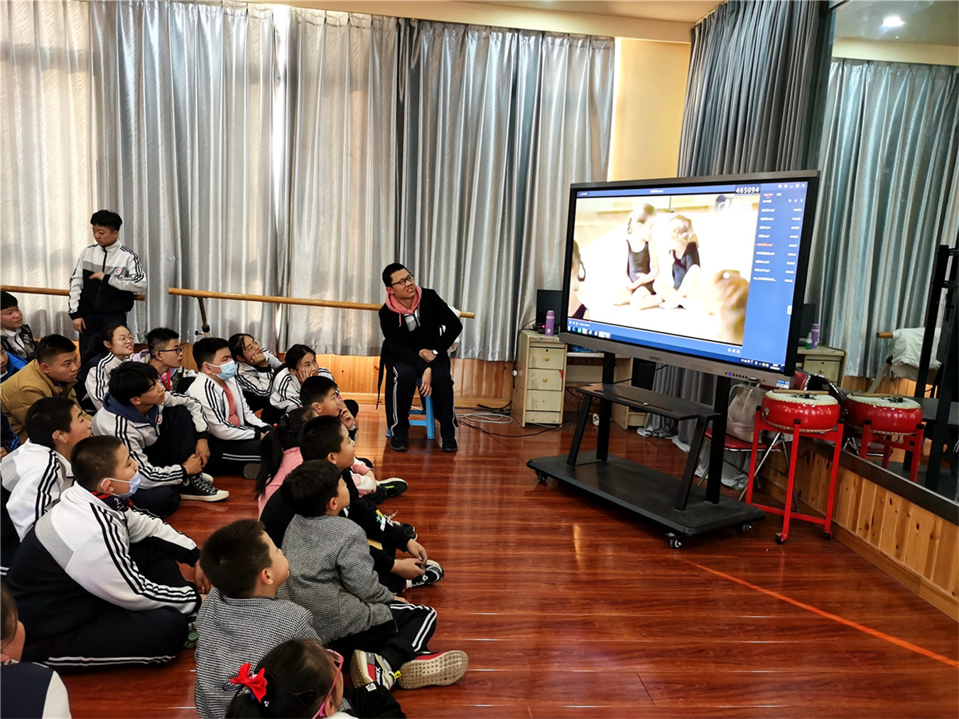 流動紅旗飄起來 創(chuàng)先爭優(yōu)向未來