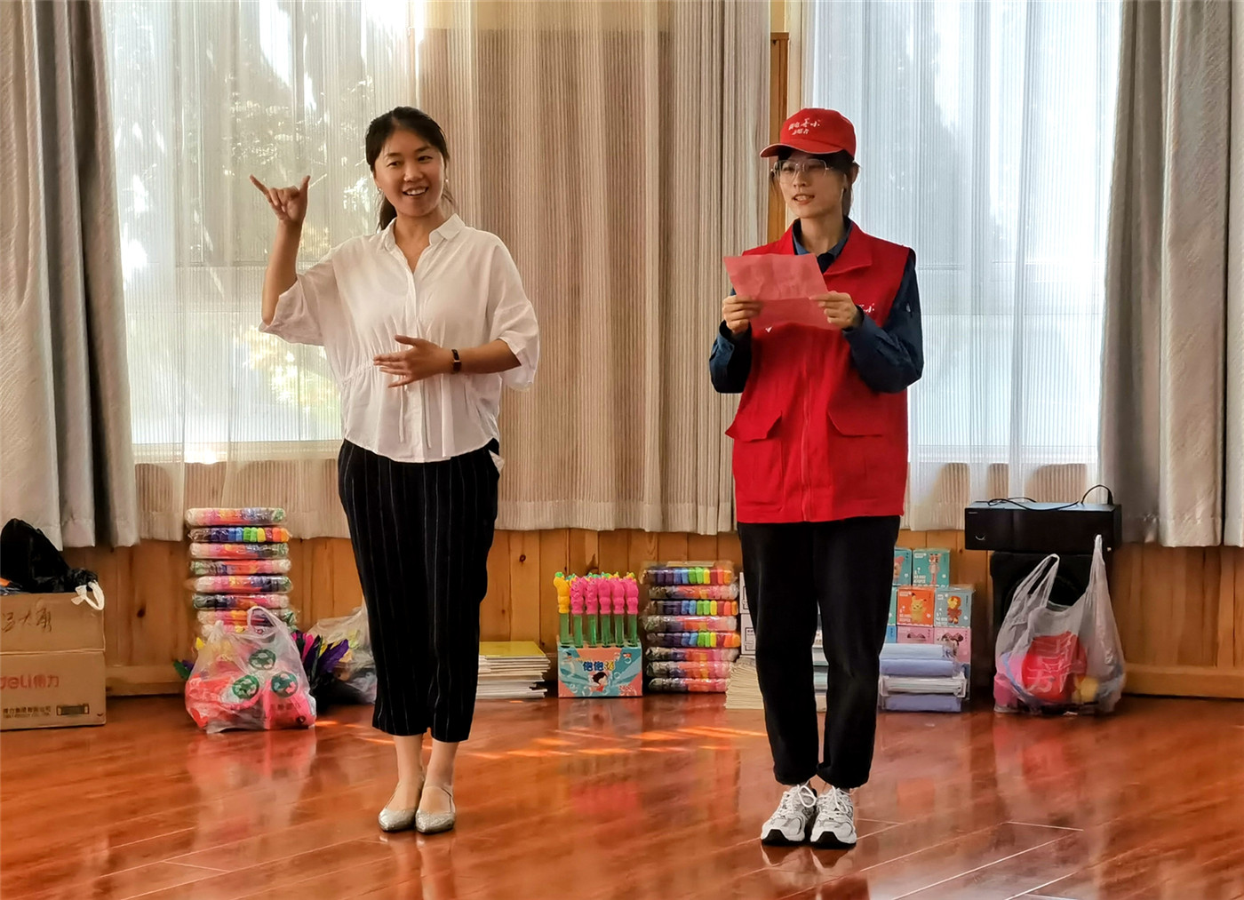 心手相牽 情暖“六一”