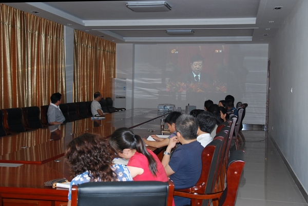 學(xué)校組織黨員認(rèn)真收看山東省第十次黨代會(huì)開(kāi)幕式