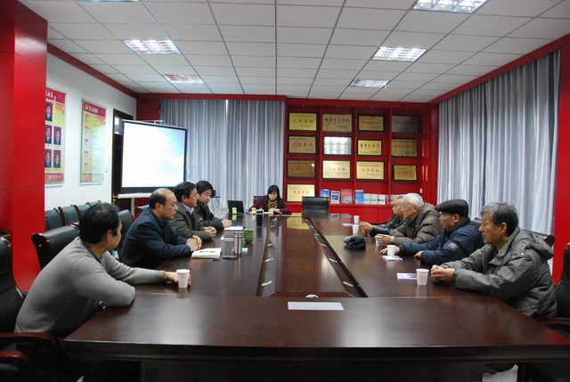 學(xué)校召開退休干部座談會