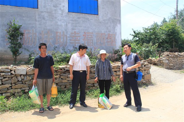 淄博市特殊教育中心領(lǐng)導(dǎo)班子成員再次深入貧困戶開展結(jié)對(duì)幫扶工作