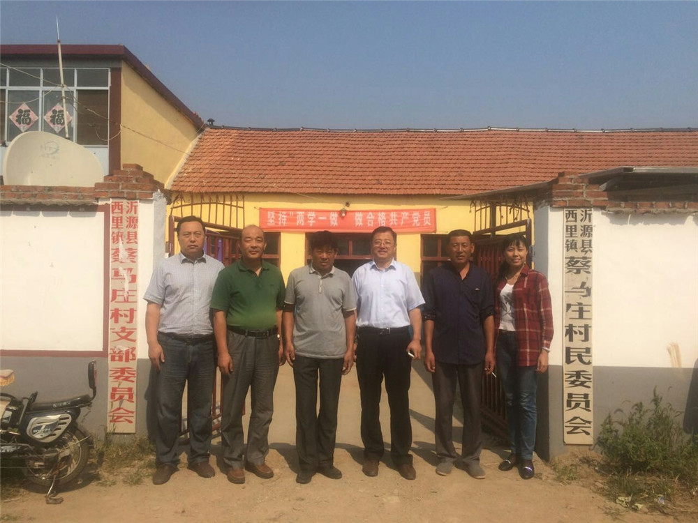 學(xué)校領(lǐng)導(dǎo)班子成員到幫扶貧困戶開(kāi)展走訪慰問(wèn)活動(dòng)