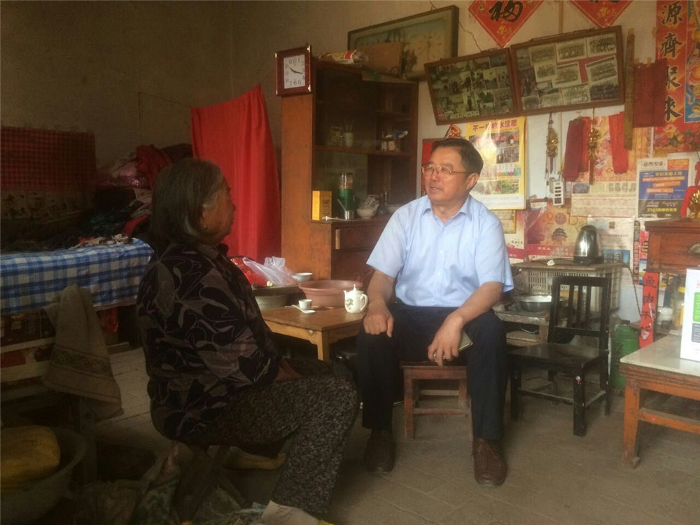 學(xué)校領(lǐng)導(dǎo)班子成員到幫扶貧困戶開(kāi)展走訪慰問(wèn)活動(dòng)