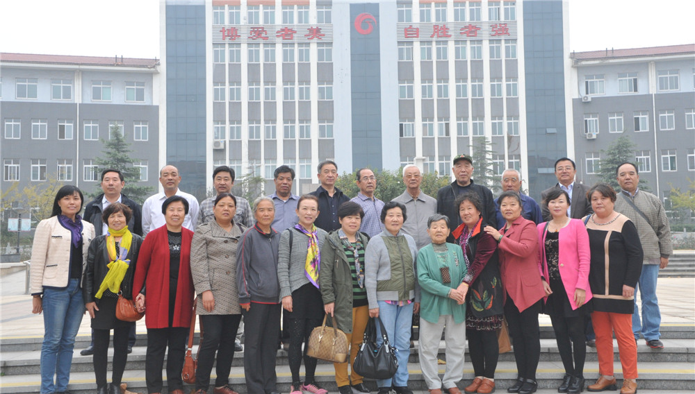 市特教中心組織退休教職工開展廉潔家風現(xiàn)場教育活動