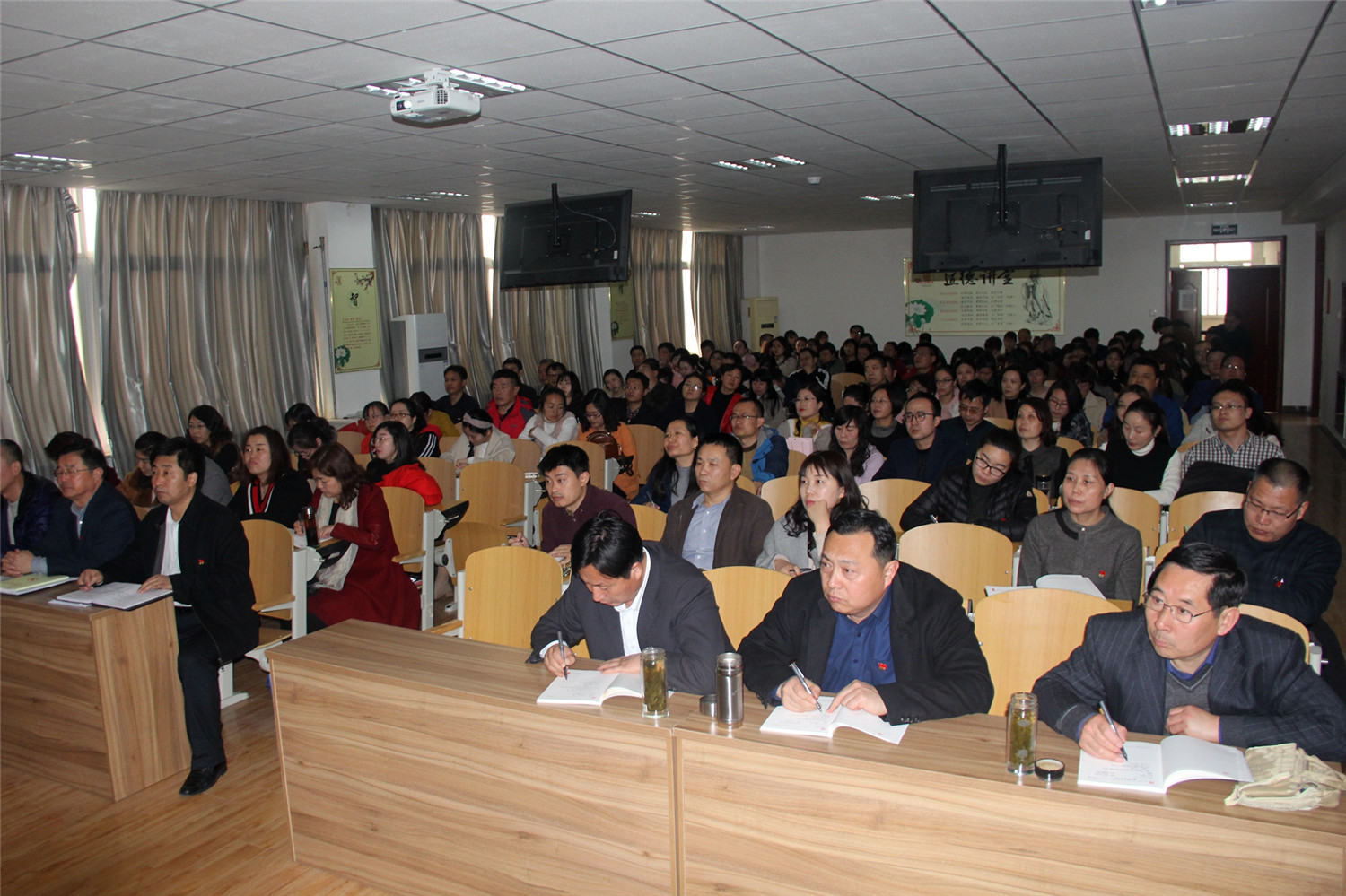 市特教中心舉行黨風(fēng)廉政建設(shè)黨課報告會