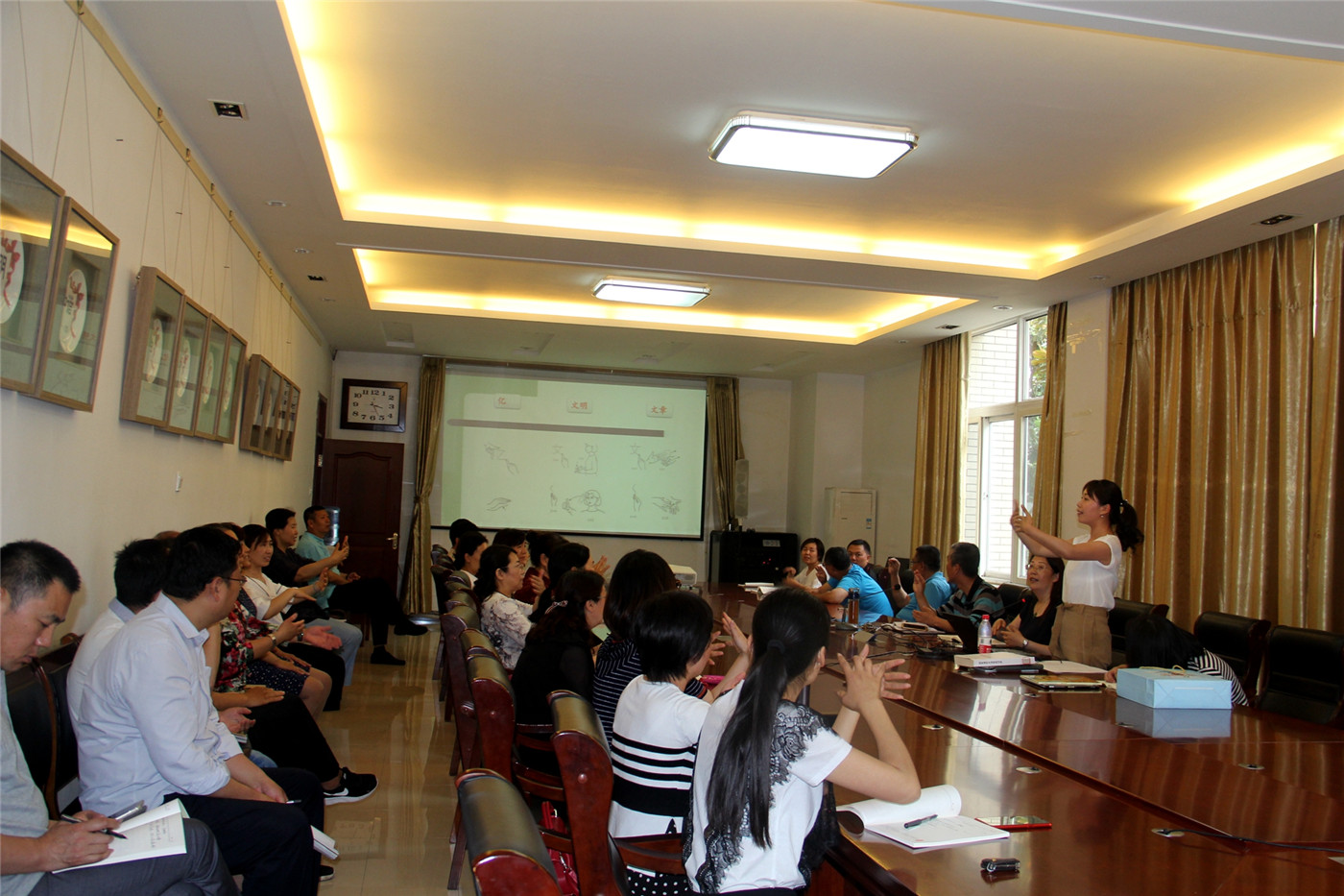 市特教中心組織《國(guó)家通用手語(yǔ)》《繪本教學(xué)》專(zhuān)題培訓(xùn)