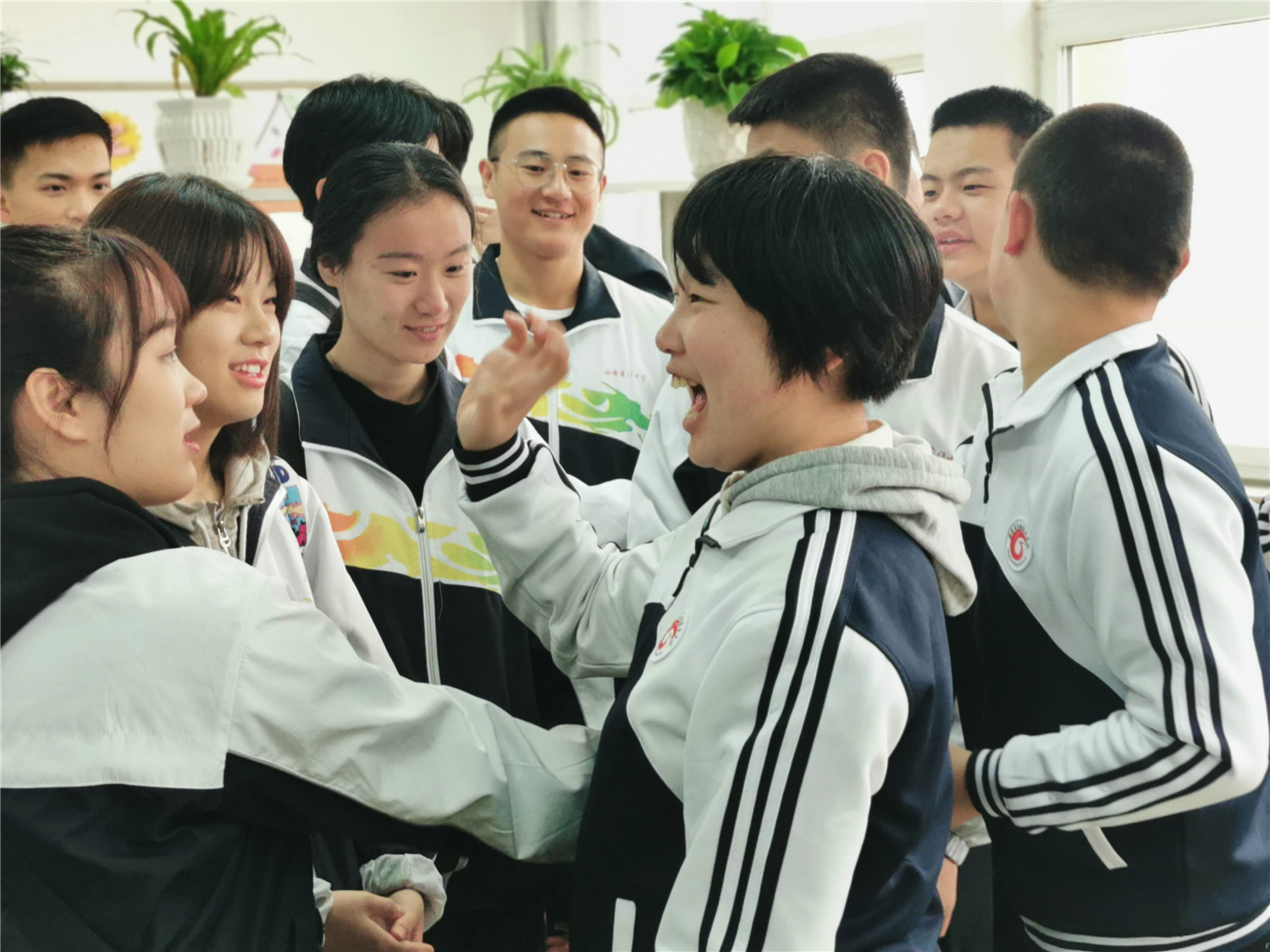 山東教育報(bào)報(bào)道：淄博黌門(mén)中學(xué)與我校開(kāi)展“愛(ài)心助力手拉手”聯(lián)誼活動(dòng)