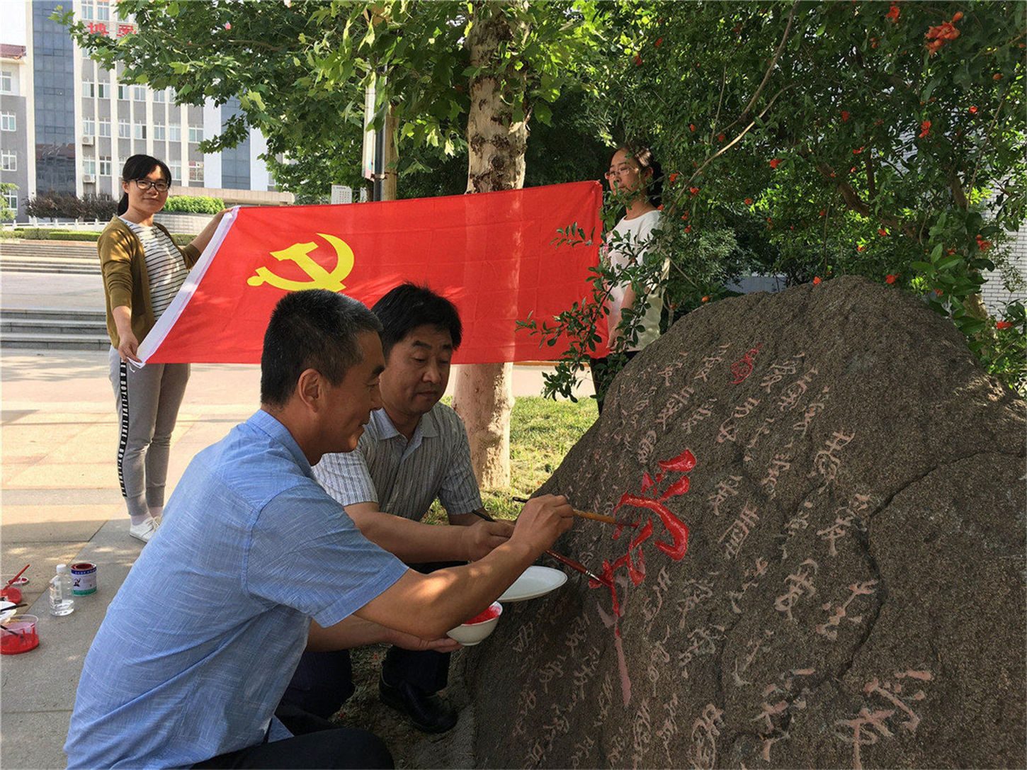 仁愛走心 黨旗更紅