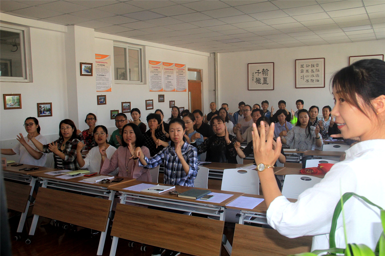 紅旗飄飄，手語“唱”中華