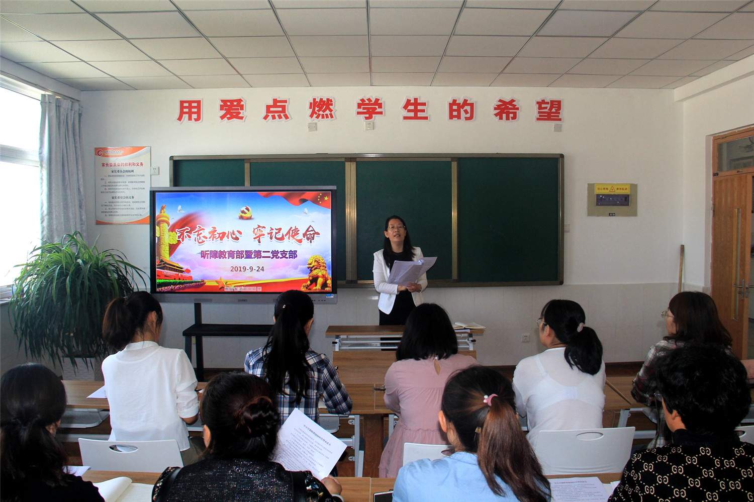 紅旗飄飄，手語“唱”中華