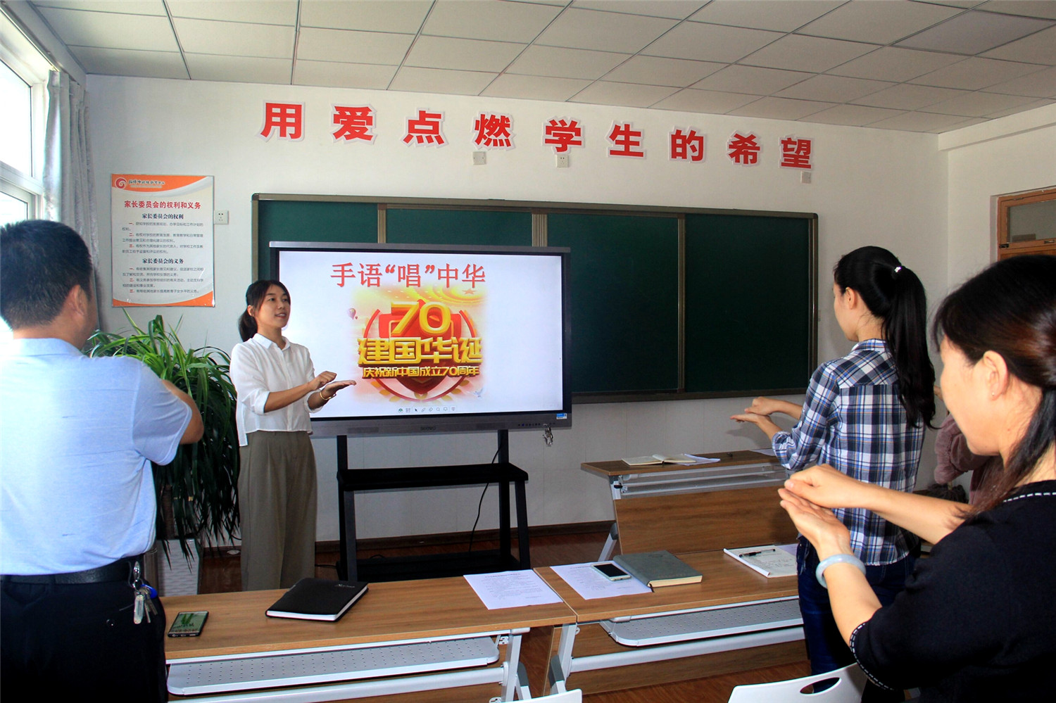 紅旗飄飄，手語“唱”中華