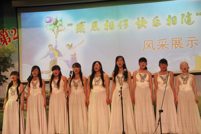 我校舉行“母親節(jié)”慶?；顒?dòng)