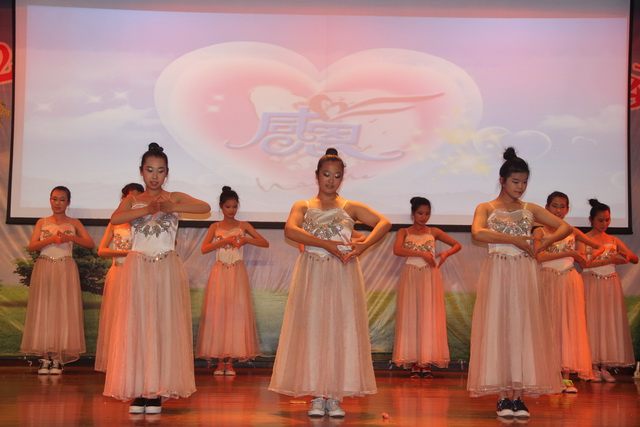 我校舉行“母親節(jié)”慶?；顒?dòng)