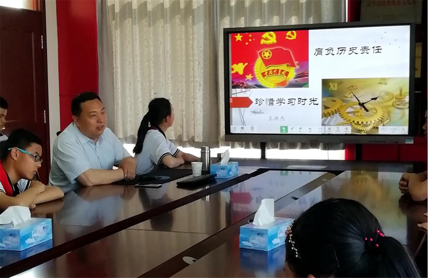 上好思政課，為學(xué)生扣好人生第一?？圩?></p><p style=