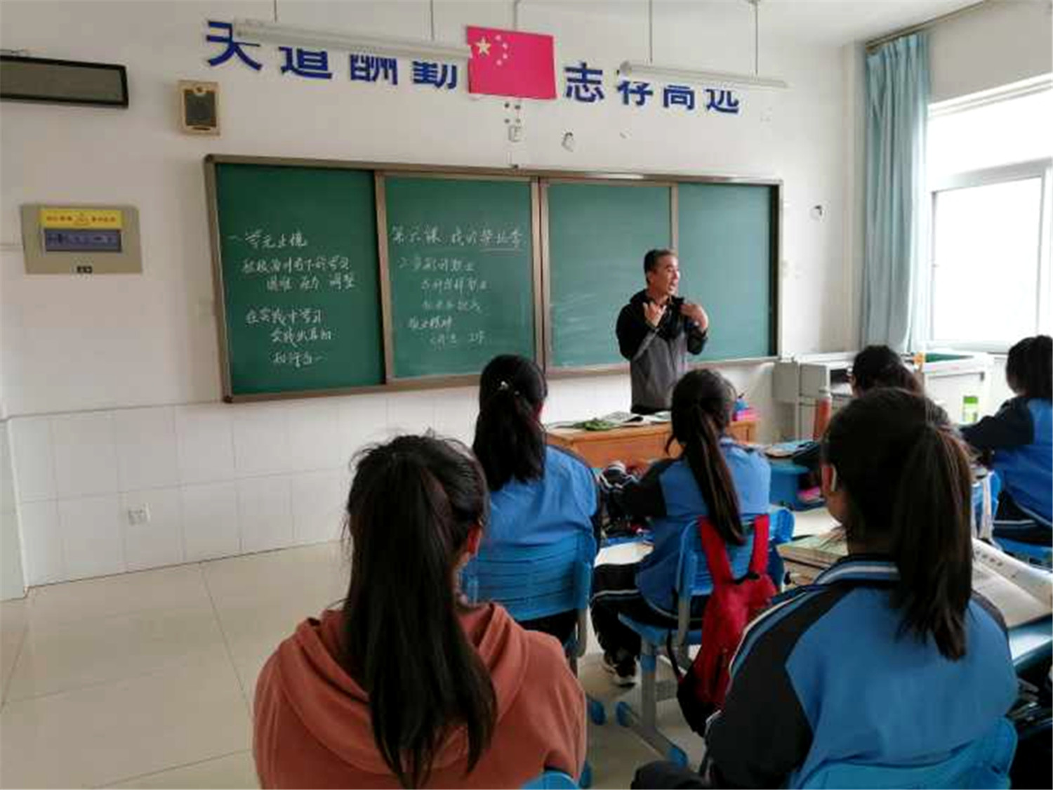 上好思政課，為學(xué)生扣好人生第一?？圩?></p><p style=