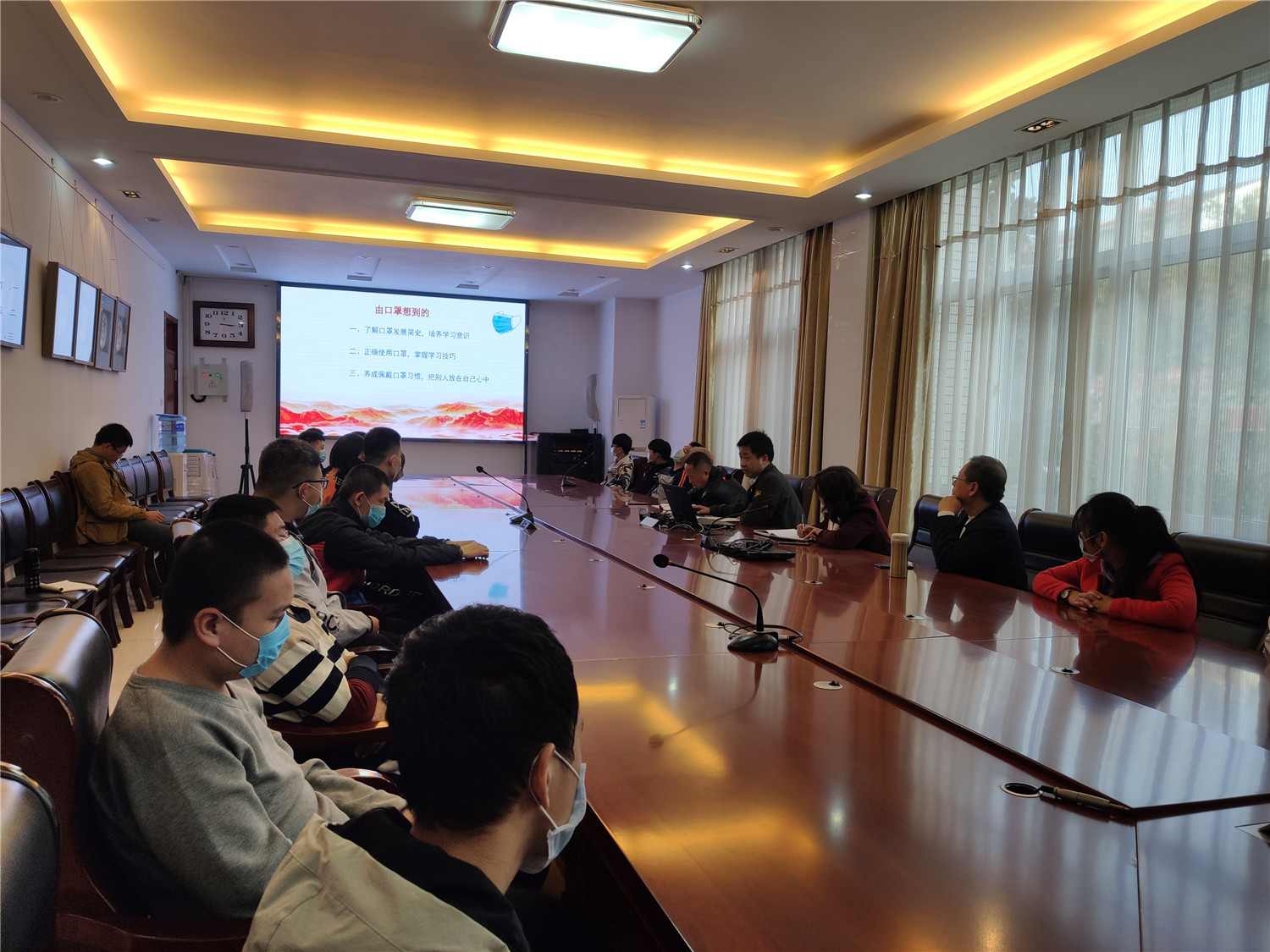 “口罩”小物件 人生大文章