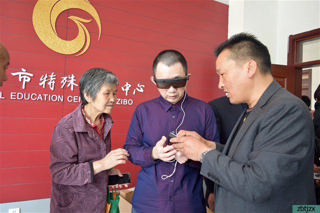 “天使眼”智能眼鏡體驗活動走進市特教中心