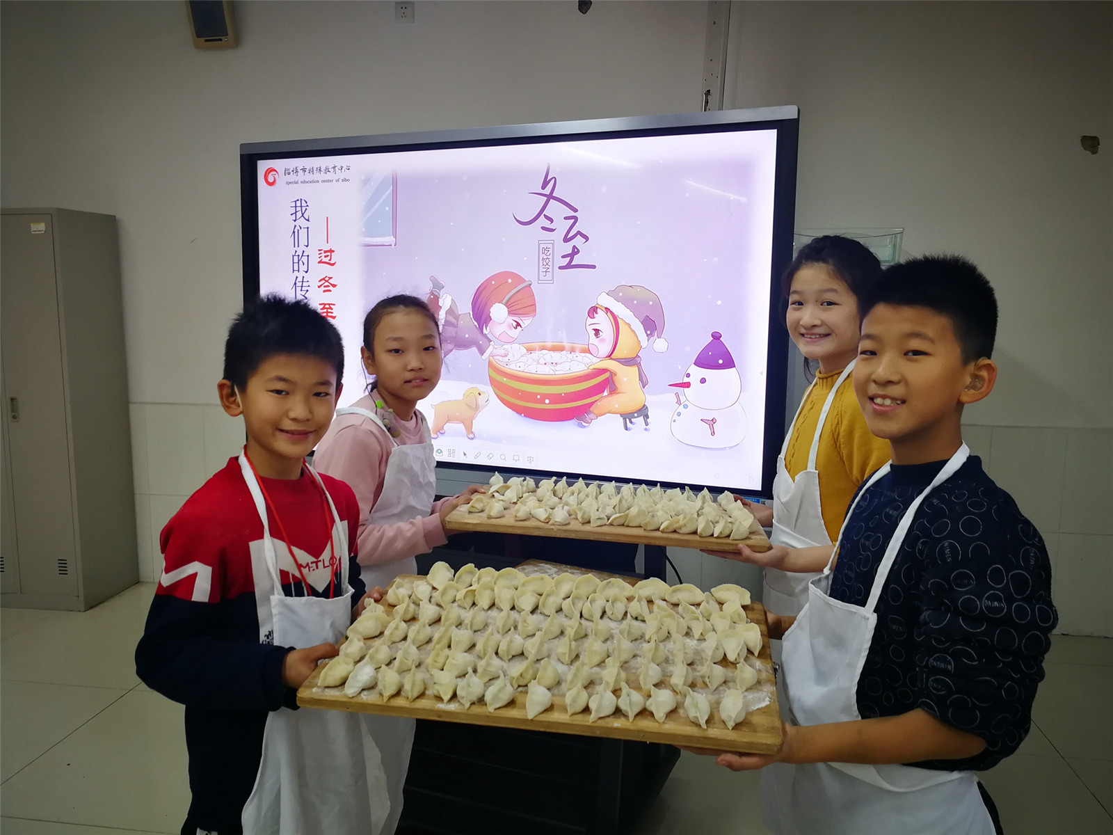 市特教中心組織“迎冬至 包水餃”活動